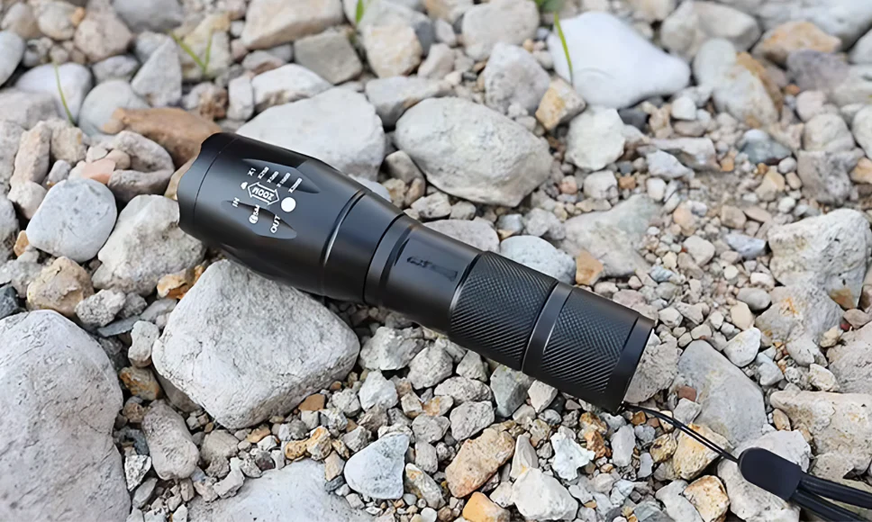 Lumen Pro zaklamp op rotsen